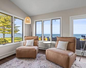 Sheridan Shores Escape - Hot Tub w Amazing Views! - Lexington - Sala de estar
