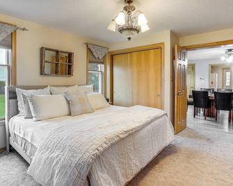 Marion Retreat with Patio, Grills and Fire Pit - Marion - Bedroom