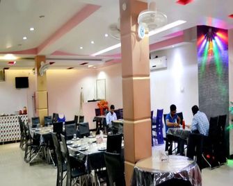 Hotel Infinity Residency - Tīkamgarh - Restaurant