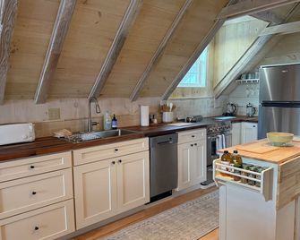 Elegant Private Barn Apartment in E Dover with 50 mile view - East Dover - Kitchen