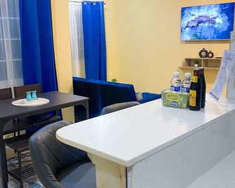 Peaceful Getaway in central area close to food and popular Jamaican adventures - Saint Ann’s Bay - Restaurant