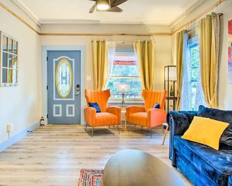 Colorful Bisbee Home w/ Patio ~ 1 Mi to Dtwn! - Bisbee - Living room