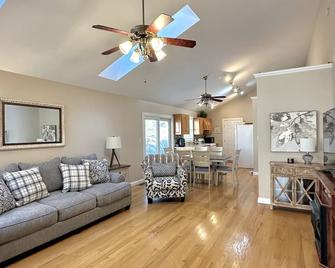 Unique home at Norris / Mountain Lake Marina / Windrock & Norris Dam State Park - Rocky Top - Sala de estar