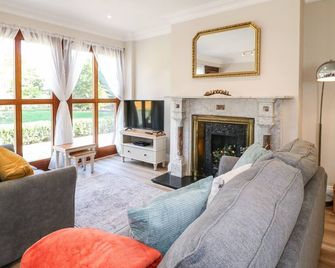 Avenue Croft, Family Friendly In Tollerton, Nottinghamshire - Nottingham - Living room