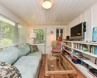 Banana Cabana and Cottage - Siesta Key - Living room