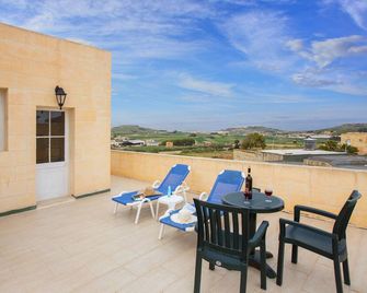 Village farmhouse for those who love Typical Maltese Architecture. near BELLS - Kerċem - Balcón