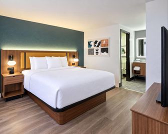 La Quinta Inn & Suites by Wyndham Auburn - Auburn Hills - Schlafzimmer