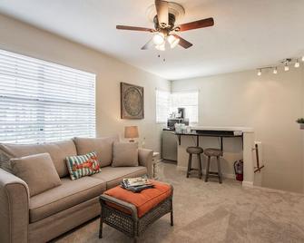 South Tampa, Hyde Park, Bayshore, Univ Of Tampa, Riverwalk- 5 Stars - Tampa - Living room