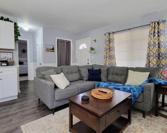 Saint Charles Private 2bd| River Trail, Forest Preserve! - South Elgin - Living room
