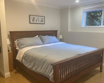 Explore Nanaimo and Vancouver Island from our central location. B.L.# 5031478 - Nanaimo - Schlafzimmer