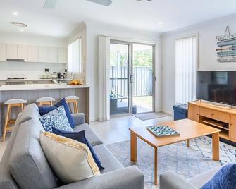 Coastal Villa Umina-pet friendly, walk to cafes, shops - Ettalong beach - Living room