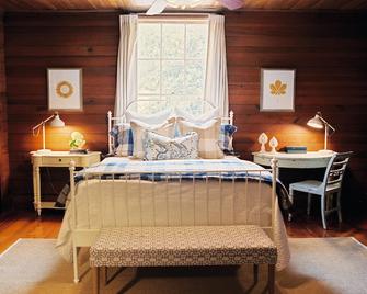 Quintessential Farmhouse Experience In The Heart Of Downtown Dahlonega. - Dahlonega - Bedroom