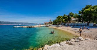 Hotel Sveti Kriz - Trogir - Strand