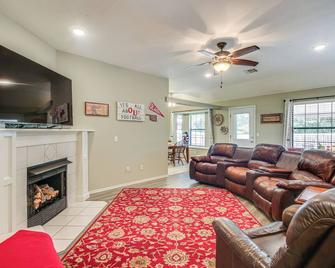 5 Mi to University of Oklahoma: Home w/ Patio! - Norman - Living room