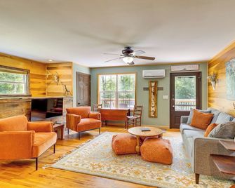 Peaceful Cabin at Lake Logan w/ Spacious Yard! - Ardmore - Sala de estar