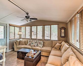 Stunning Ellijay Cabin with Community Amenities - Ellijay - Sala de estar