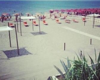 Baron Beach Hotel - Minturno - Pláž