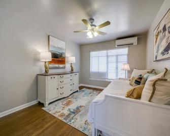 Historical Home in Iconic Alamo Heights - Sky view - San Antonio - Living room