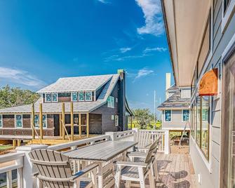 Captivating new Lighthouse Landing home conveniently close to the market, Old Baldy, and the Harbor! - Bald Head Island - Balcony
