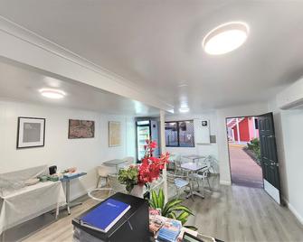 Palm Court Budget Motel Hostel Backpackers - Katherine - Huiskamer