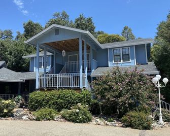 Large king guest room with private entrance and bathroom. - Chico - Byggnad