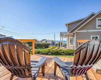 Siren Song-3 Bedroom Home Located in Roads End with Easy Beach Access Nearby - Lincoln City - Balcony