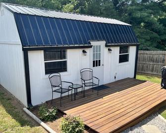 Unique Tiny Home ~ 10mins To Downtown ~ Deck + Bbq - Franklin - Patio