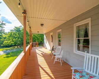 Newly remodeled luxury cottage with mountain views - Sparta - Balcón