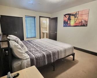 Living Oasis Extended Stay - Cushing - Bedroom