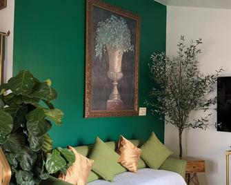 Artistic, King Bed, 2-bedroom house in Pleasant Wood Dale with WiFi, AC - Wood Dale
