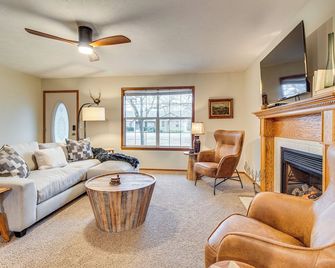 1 Mi to Bull Shoals Lake: 'The Blue Quill' - Bull Shoals - Living room