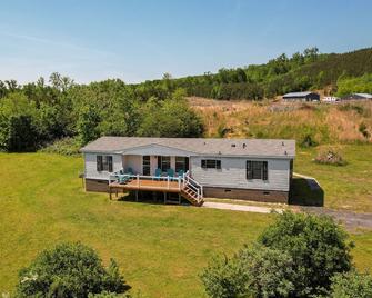 Quaint Asheboro Home ~ 1 Mi to North Carolina Zoo! - Asheboro - Building