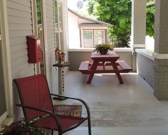 Location! Location! Location! 5 Bedroom Home 1 Block From Downtown Decorah - Decorah - Патіо