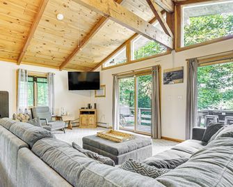 Peaceful Highland Lake Home w/ Kayaks, Dock Access - Bridgton - Living room