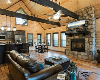 Serene Retreat - Hot Tub, Nature Views, Fitness Center - Broken Bow - Huiskamer