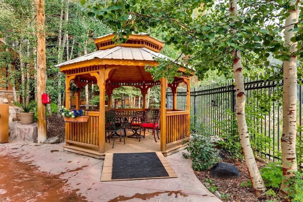 2 Bedroom Colorado Vacation Rental situated in River Run Village Steps from the Summit Express Gondola - Keystone - Innenhof