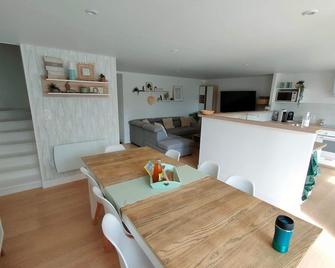 Town house in Plessala - sleeps 9 - Plouguenast - Comedor