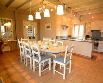 Holiday Home in Zele near Laarne Castle - Lokeren - Comedor