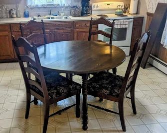 Charming countryside retreat with cozy rooms, modern amenities, and scenic views. Family-friendly! - Christiansburg - Comedor