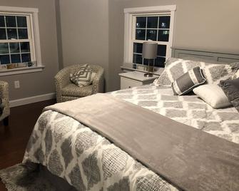 Charming Amish Countryside Farmhouse - Ronks - Bedroom