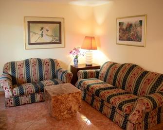 Lago Mar Motel And Apartments - Lake Worth - Living room