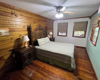 Jerico Place : In Town 3 Bedroom home on a paved drive! - Utila - Bedroom