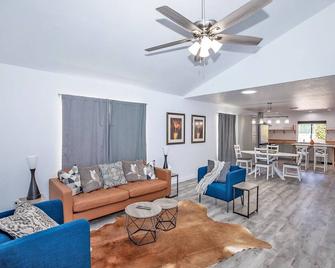 Entire - Pristine & Modern Condo - Yuma - Living room