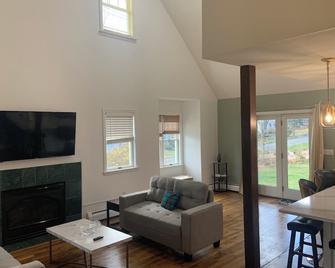 Newly Renovated Modern House, suited for long term - Farmington - Living room