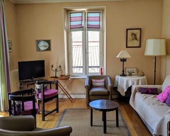 Apartment In The Historic Center, Beach At 50 Meters Walking. With A Super View! - Saint-Jean-de-Luz - Living room