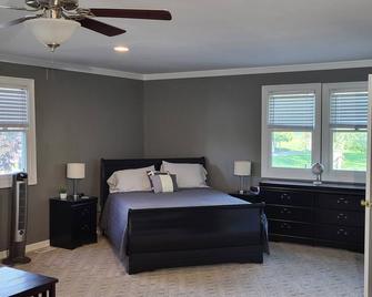 Work or Play this is your Home Away - Lancaster - Bedroom