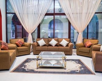 Emirates Hills Lake View Villa - Dubai - Living room