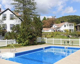 Deluxe King - 2nd floor in Historic Inn - Dover - Pool