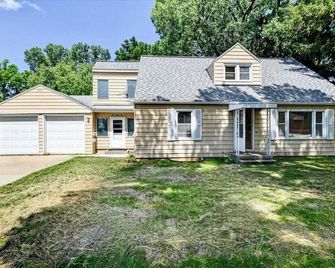 Clean and spacioius flat in great location near Epic and downtown Verona! - Verona - Gebäude