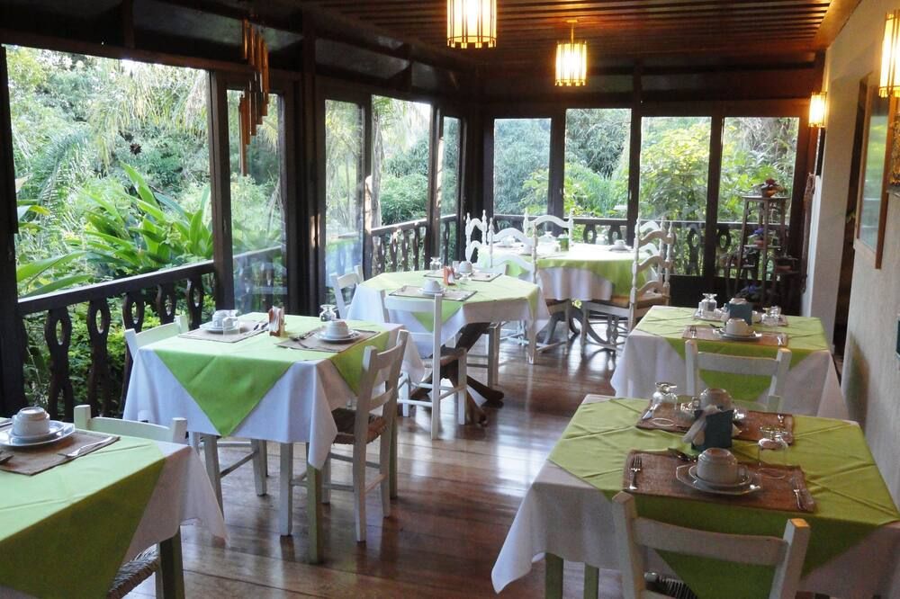 بوزادا برايا دو كورال - إلهابيلا - مطعم